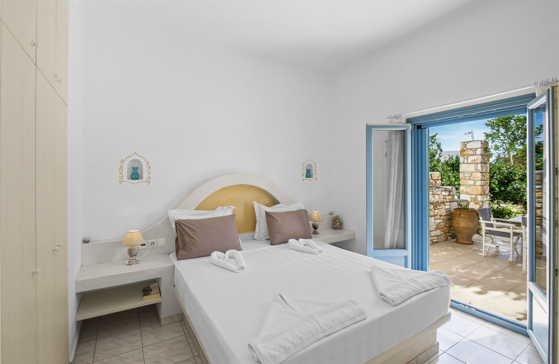 Dahlia apartment, Flora Apartments Drios Paros – master bedroom opening onto the garden terrace