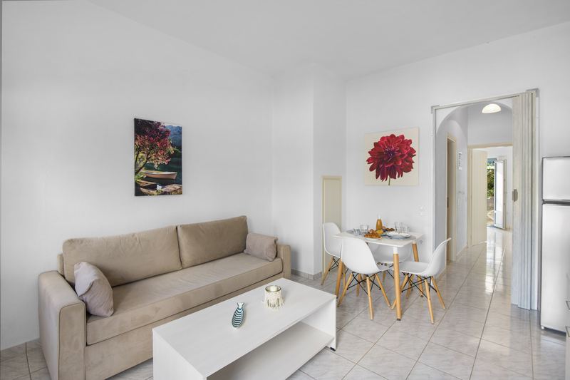 Dahlia apartment, Flora Apartments Paros – living room and dining area