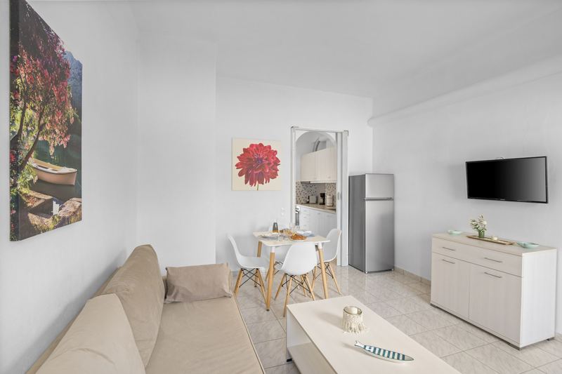 Dahlia apartment, Flora Apartments Paros – living room and dining area
