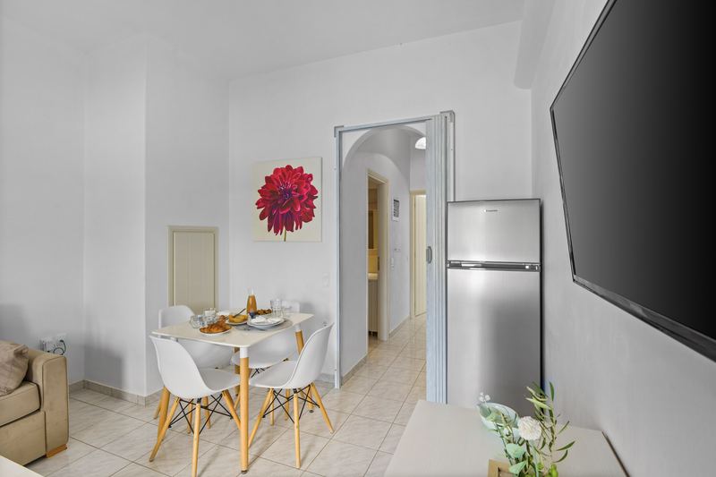 Dahlia apartment, Flora Apartments Paros – living room and dining area