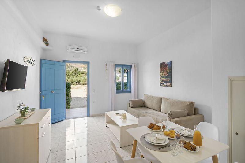 Dahlia apartment, Flora Apartments Paros – living room with breakfast table