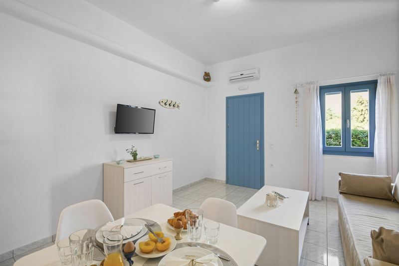 Dahlia apartment, Flora Apartments Paros – living room with breakfast table