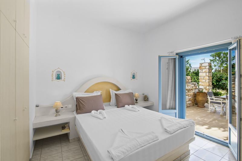 Dahlia apartment, Flora Apartments Paros – master bedroom with double bed
