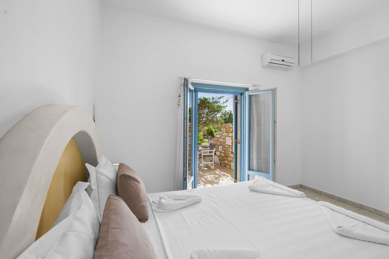 Dahlia apartment, Flora Apartments Paros – master bedroom with double bed