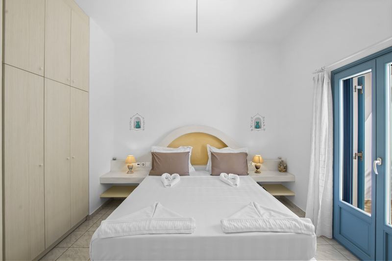 Dahlia apartment, Flora Apartments Paros – master bedroom with double bed