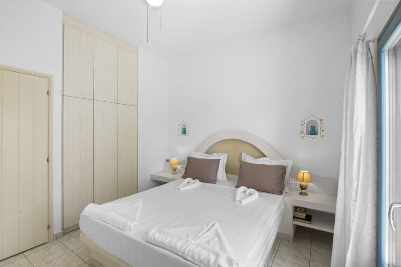 Dahlia apartment, Flora Apartments Paros – master bedroom with double bed