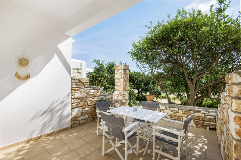 Dahlia apartment, Flora Apartments Paros – furnished garden terrace
