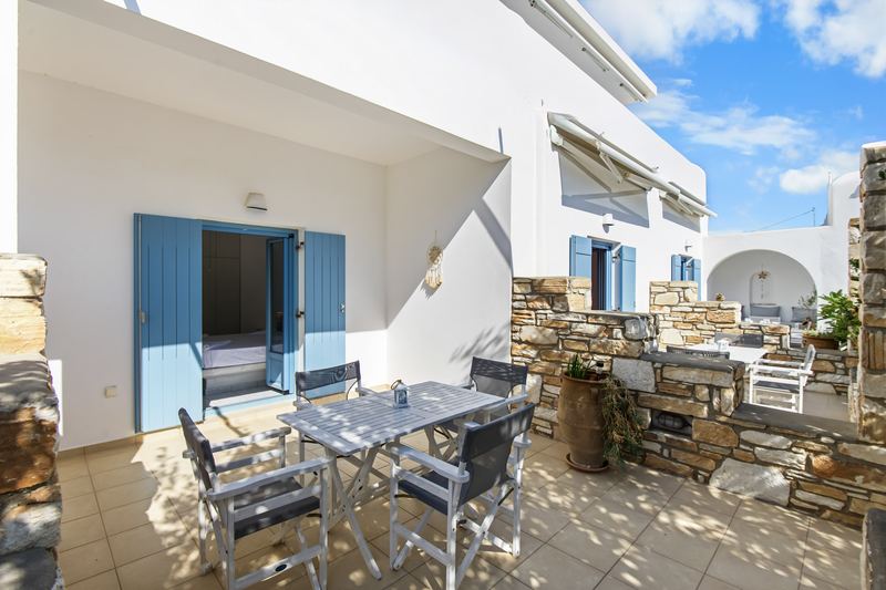 Dahlia apartment, Flora Apartments Paros – furnished garden terrace