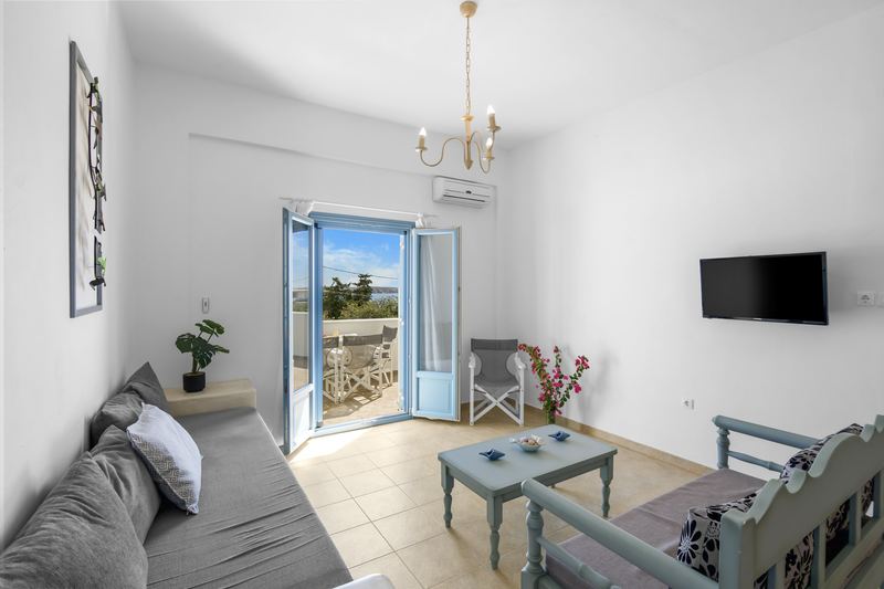 Jasmine apartment, Flora Apartments Paros – living room with built-in sofas