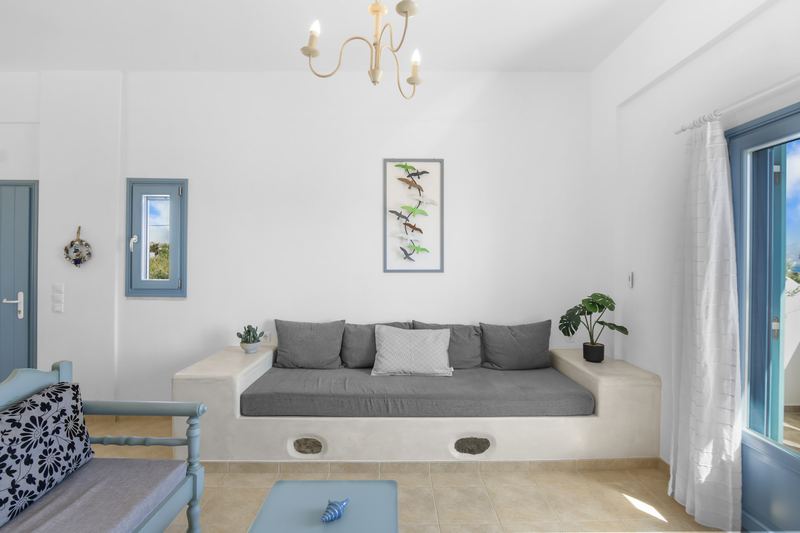 Jasmine apartment, Flora Apartments Paros – living room with built-in sofas