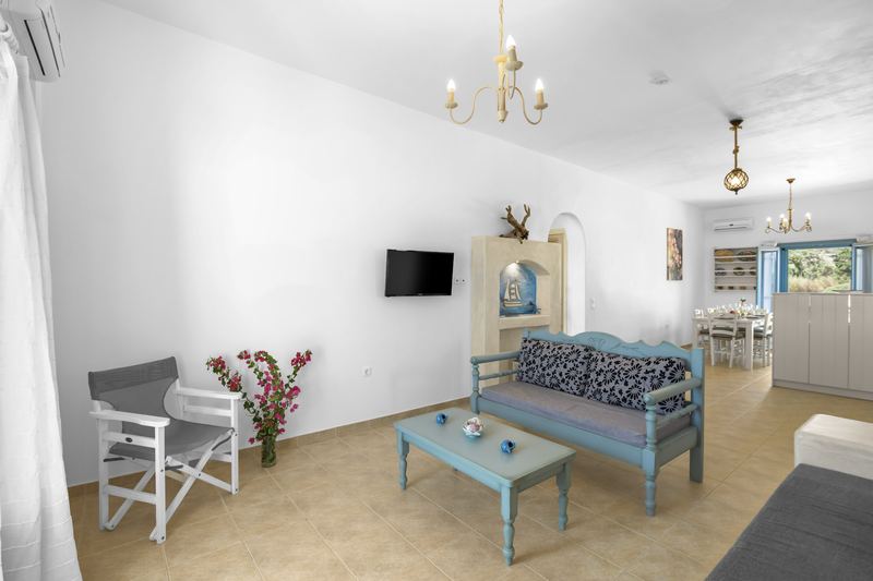 Jasmine apartment, Flora Apartments Paros – living room with built-in sofas
