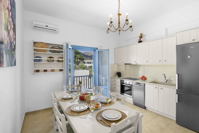 Jasmine apartment, Flora Apartments Paros – kitchen and dining area