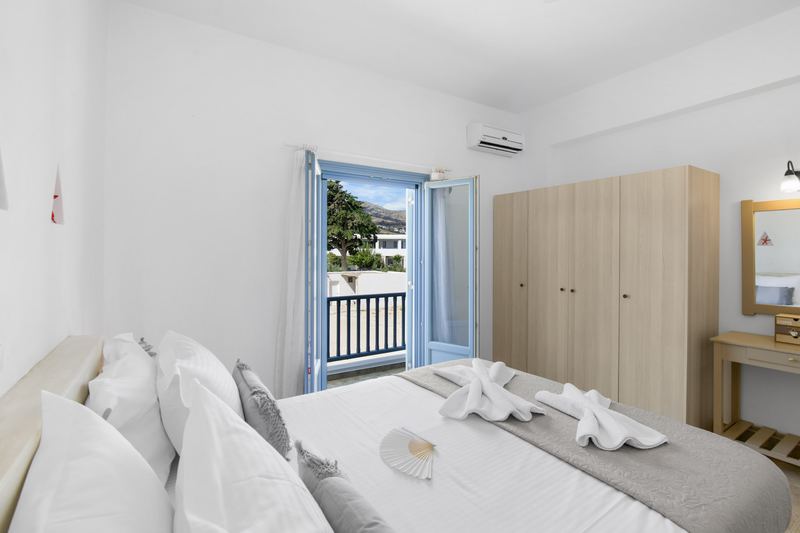 Jasmine apartment, Flora Apartments Paros – master bedroom with double bed