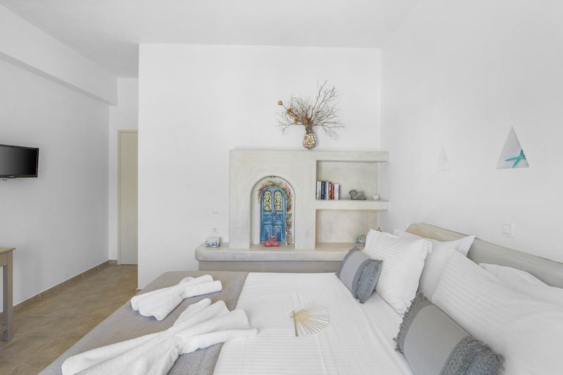 Jasmine apartment, Flora Apartments Paros – master bedroom with double bed