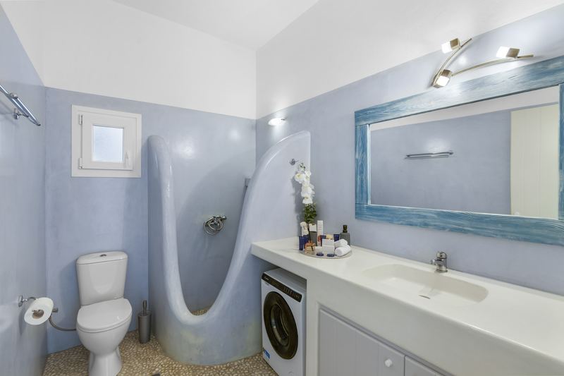 Jasmine apartment, Flora Apartments Paros – bathroom with traditional shower divider