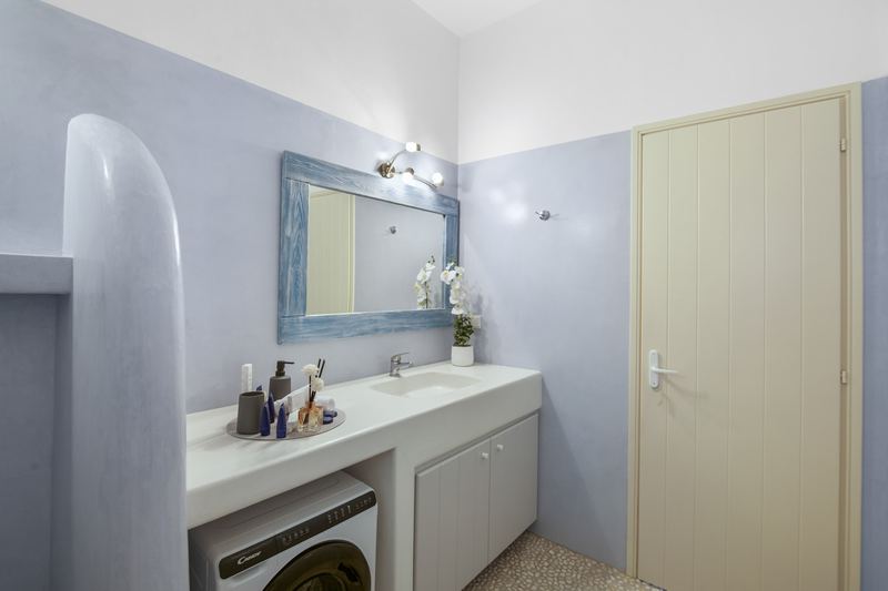 Jasmine apartment, Flora Apartments Paros – bathroom with traditional shower divider