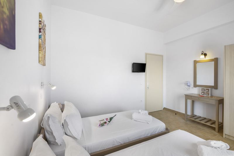 Jasmine apartment, Flora Apartments Paros – second bedroom with twin beds