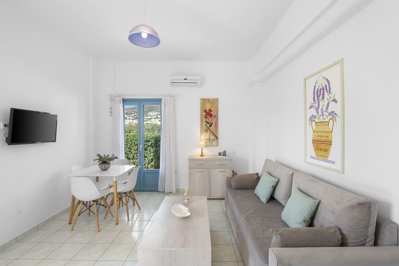 Levander apartment, Flora Apartments Paros – living room with sofa and dining area