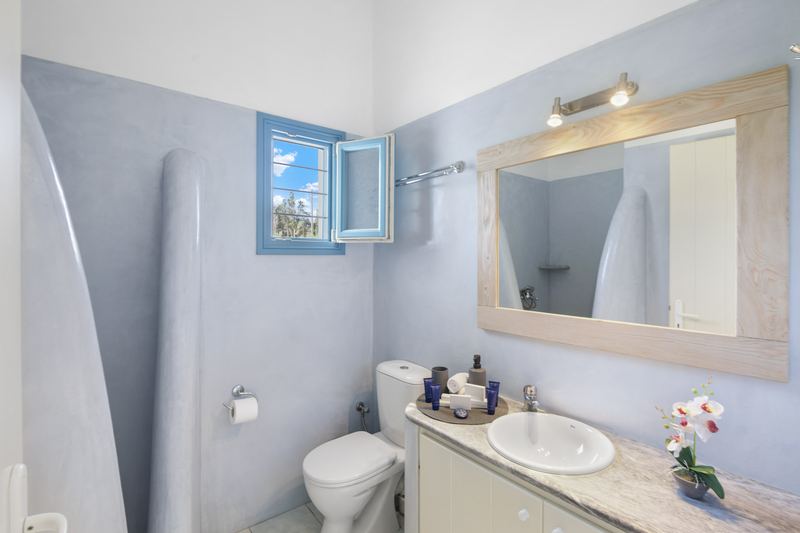 Levander apartment, Flora Apartments Paros – bathroom with traditional shower divider