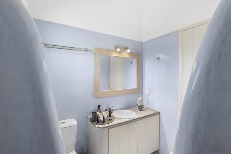 Levander apartment, Flora Apartments Paros – bathroom with traditional shower divider