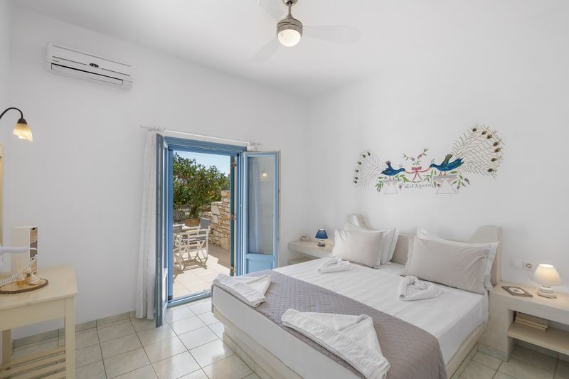 Levander apartment, Flora Apartments Paros – master bedroom with double bed