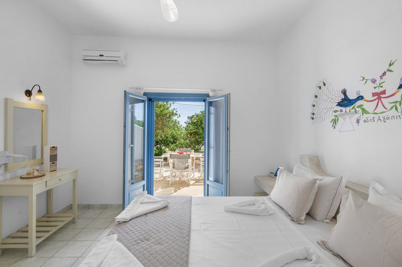 Levander apartment, Flora Apartments Paros – master bedroom with double bed