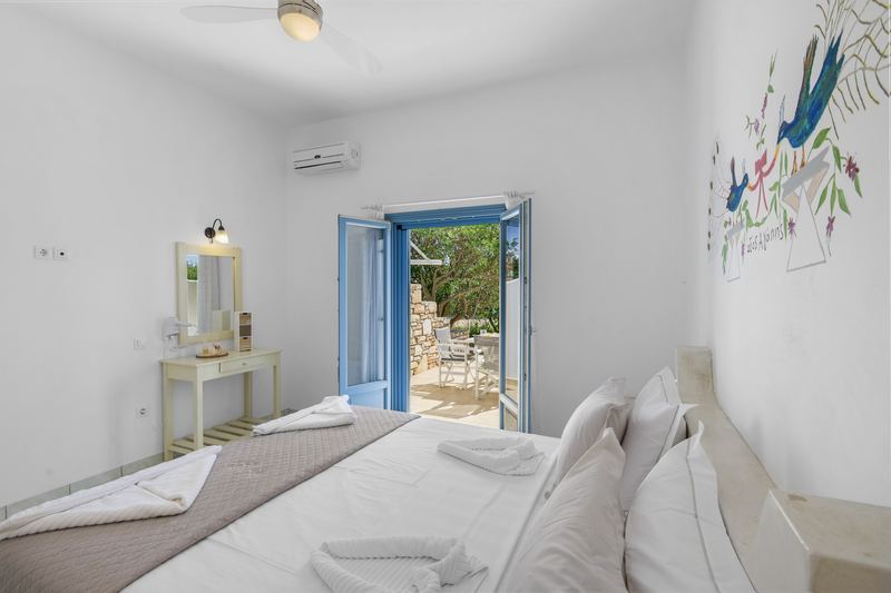 Levander apartment, Flora Apartments Paros – master bedroom with double bed