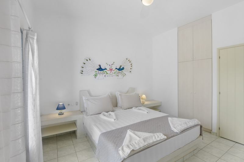 Levander apartment, Flora Apartments Paros – master bedroom with double bed