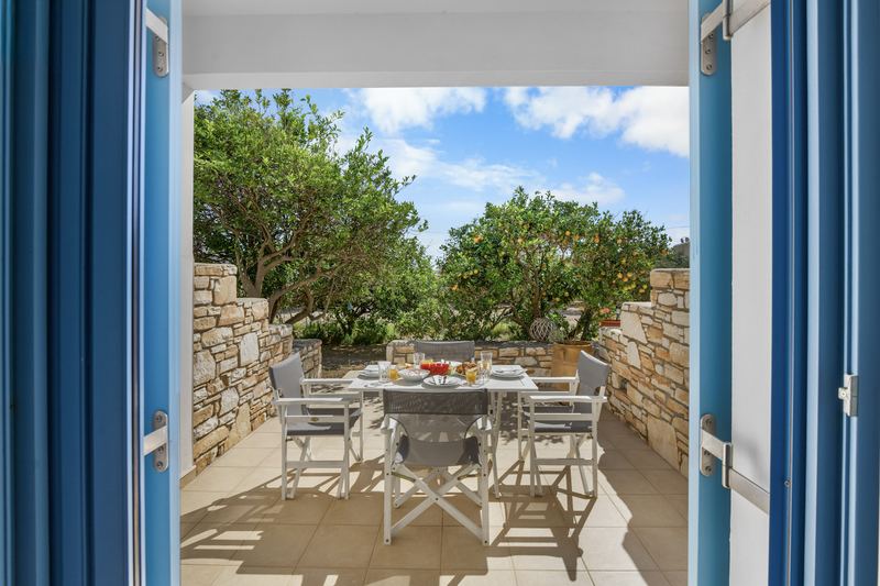 Levander apartment, Flora Apartments Paros – furnished garden terrace with breakfast table
