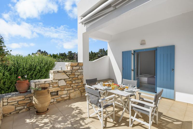 Levander apartment, Flora Apartments Paros – furnished garden terrace with breakfast table