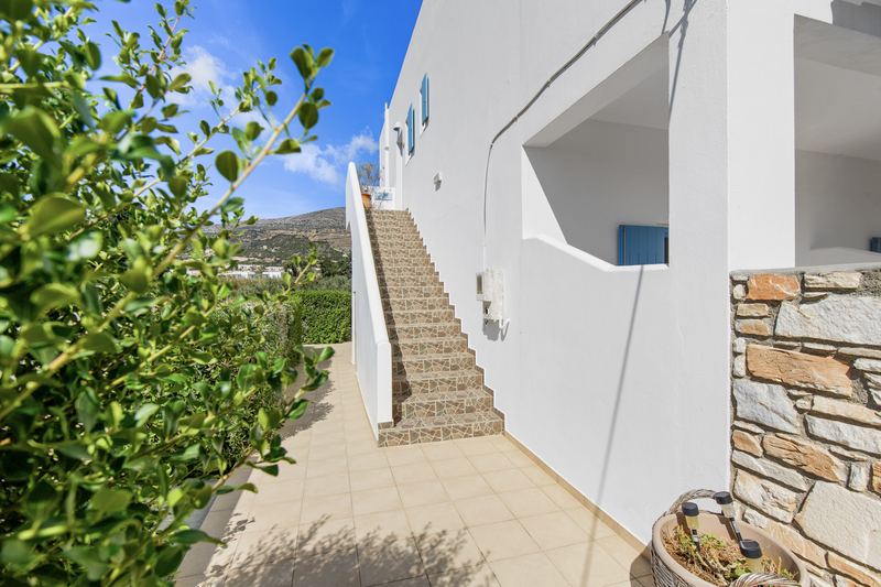 Olive apartment, Flora Apartments Paros – whitewashed exterior and stone stairway