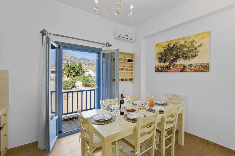 Olive apartment, Flora Apartments Paros – kitchen and dining area