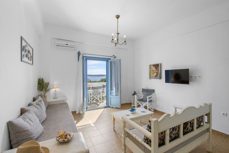 Olive apartment, Flora Apartments Paros – living room with built-in sofas