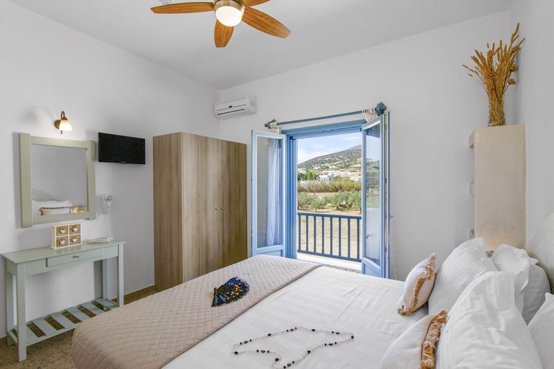 Olive apartment, Flora Apartments Paros – master bedroom with double bed