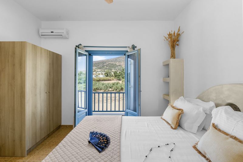 Olive apartment, Flora Apartments Paros – master bedroom with double bed
