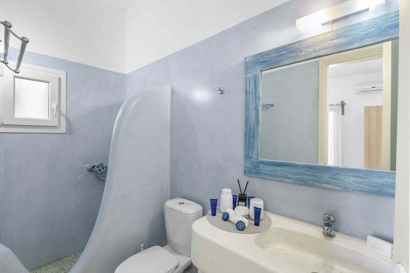 Olive apartment, Flora Apartments Paros – bathroom with traditional shower divider