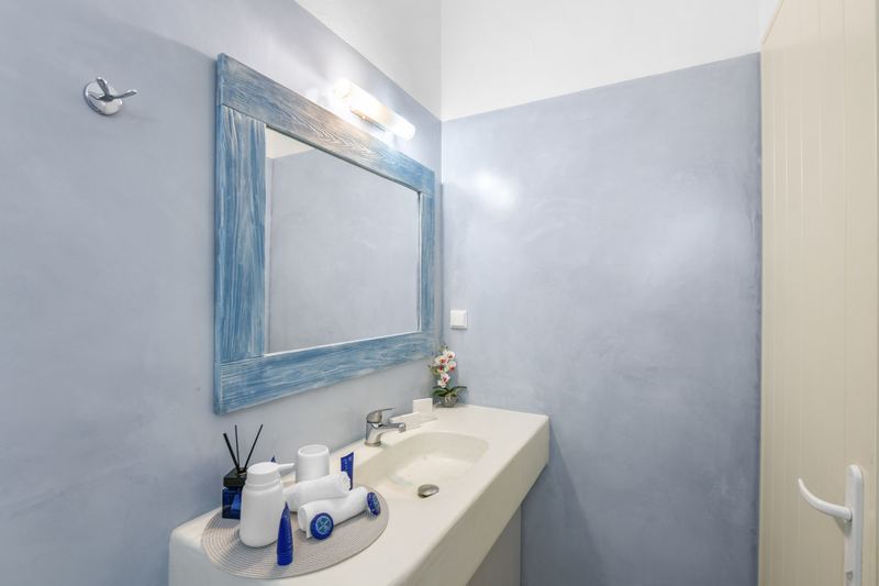 Olive apartment, Flora Apartments Paros – bathroom with traditional shower divider