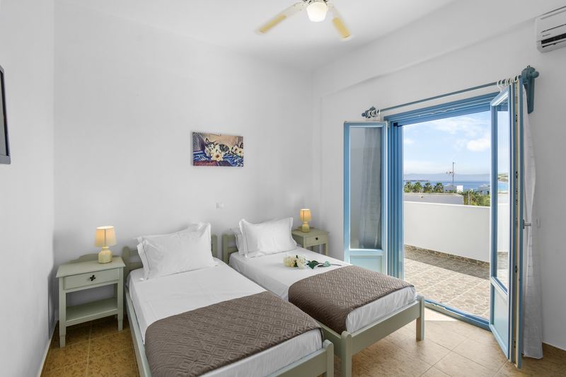 Olive apartment, Flora Apartments Paros – second bedroom with twin beds