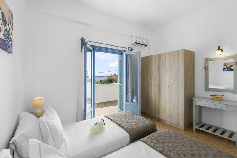 Olive apartment, Flora Apartments Paros – second bedroom with twin beds