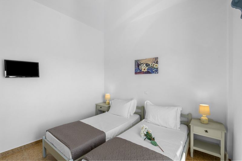 Olive apartment, Flora Apartments Paros – second bedroom with twin beds