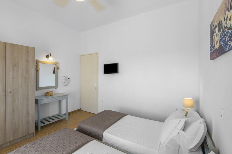 Olive apartment, Flora Apartments Paros – second bedroom with twin beds