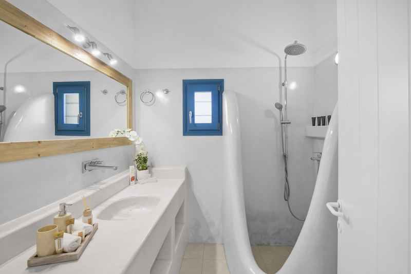 Rose apartment, Flora Apartments Paros – bathroom with traditional shower divider