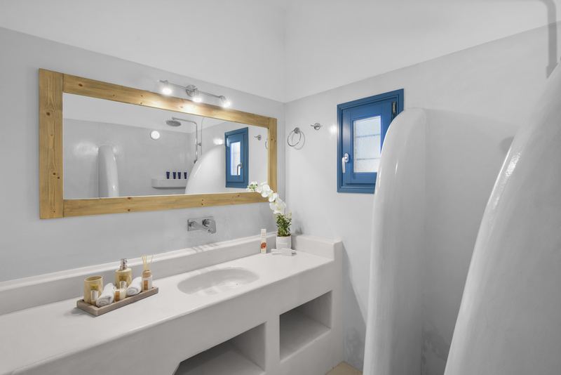 Rose apartment, Flora Apartments Paros – bathroom with traditional shower divider