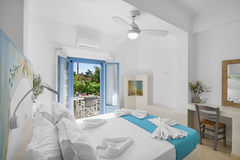 Rose apartment, Flora Apartments Paros – master bedroom with double bed