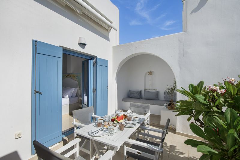 Rose apartment, Flora Apartments Paros – furnished terrace with breakfast table